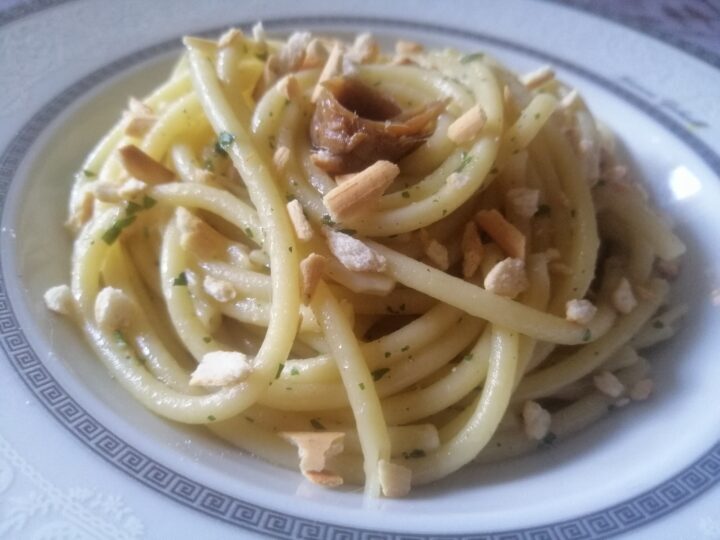 Bucatini al burro e acciughe