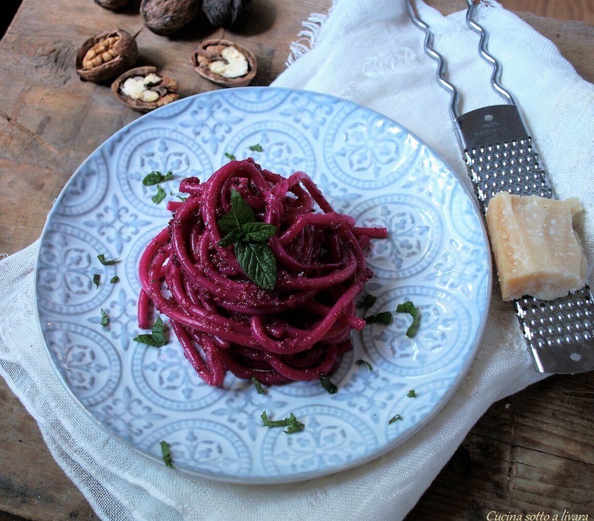 Bucatini al pesto di rape rosse