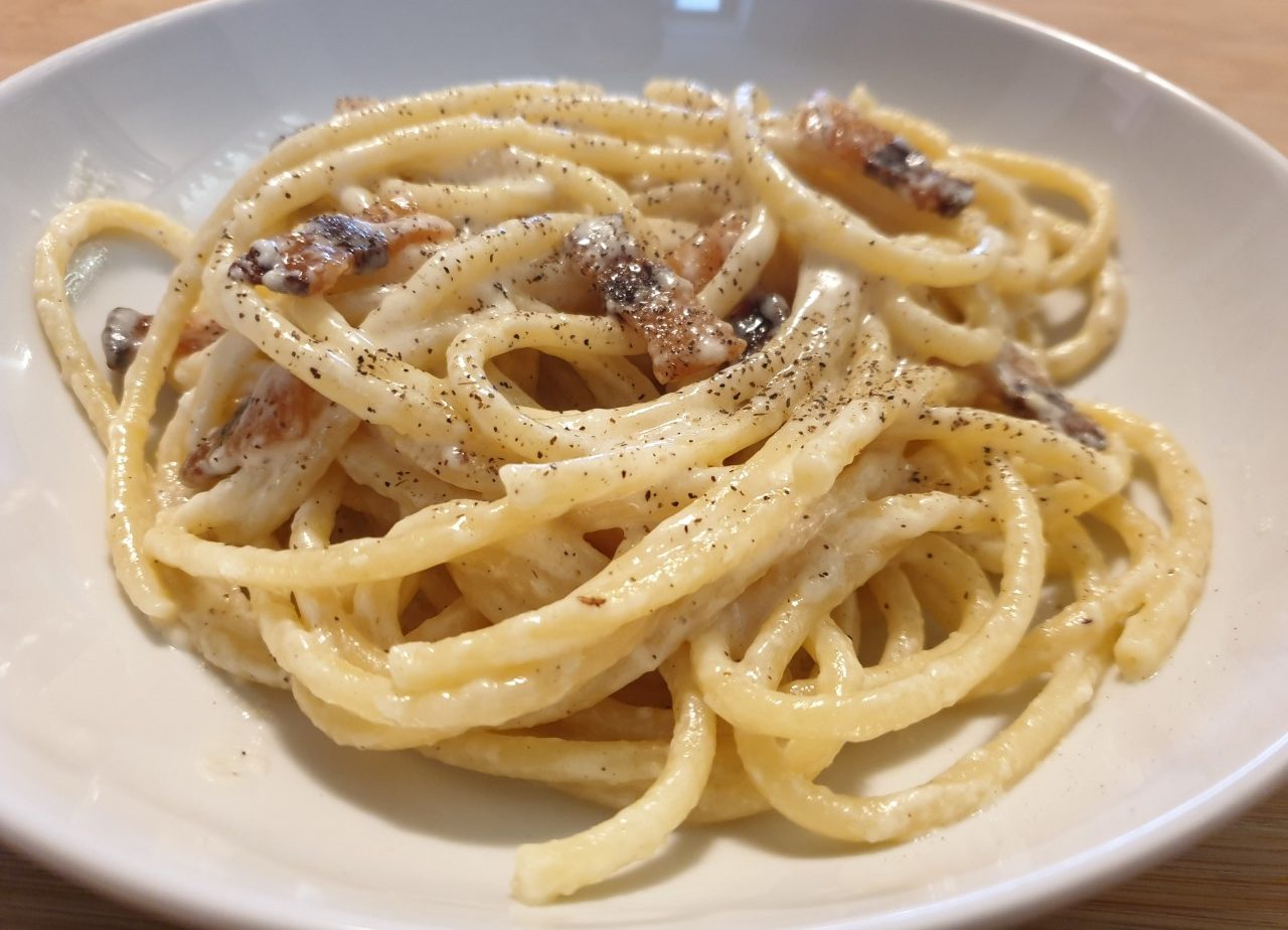 Bucatini cacio, pepe e guanciale