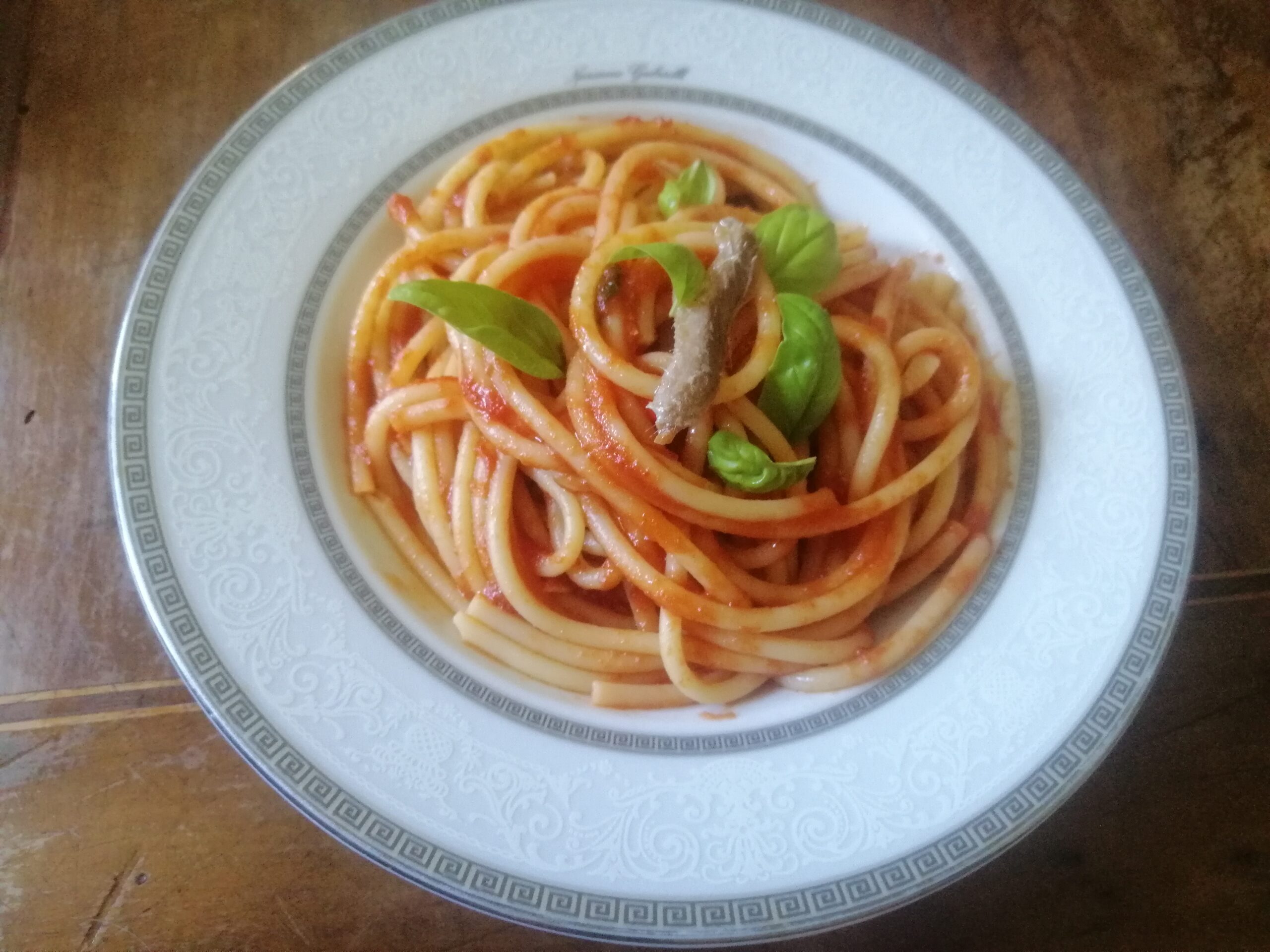 Bucatini con acciughe e pomodoro