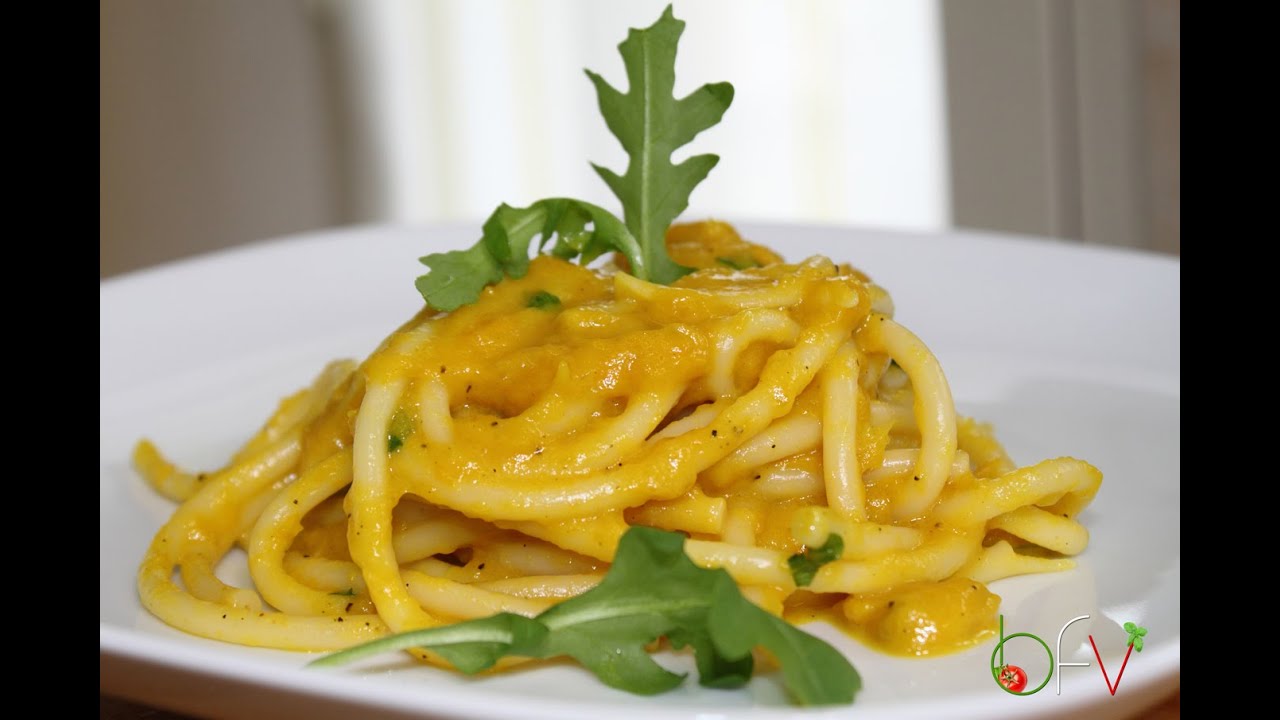 Bucatini con crema di peperoni gialli [videoricetta]