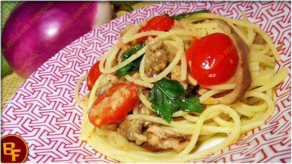 Bucatini con melanzana tonno pomodorini e peperoncino