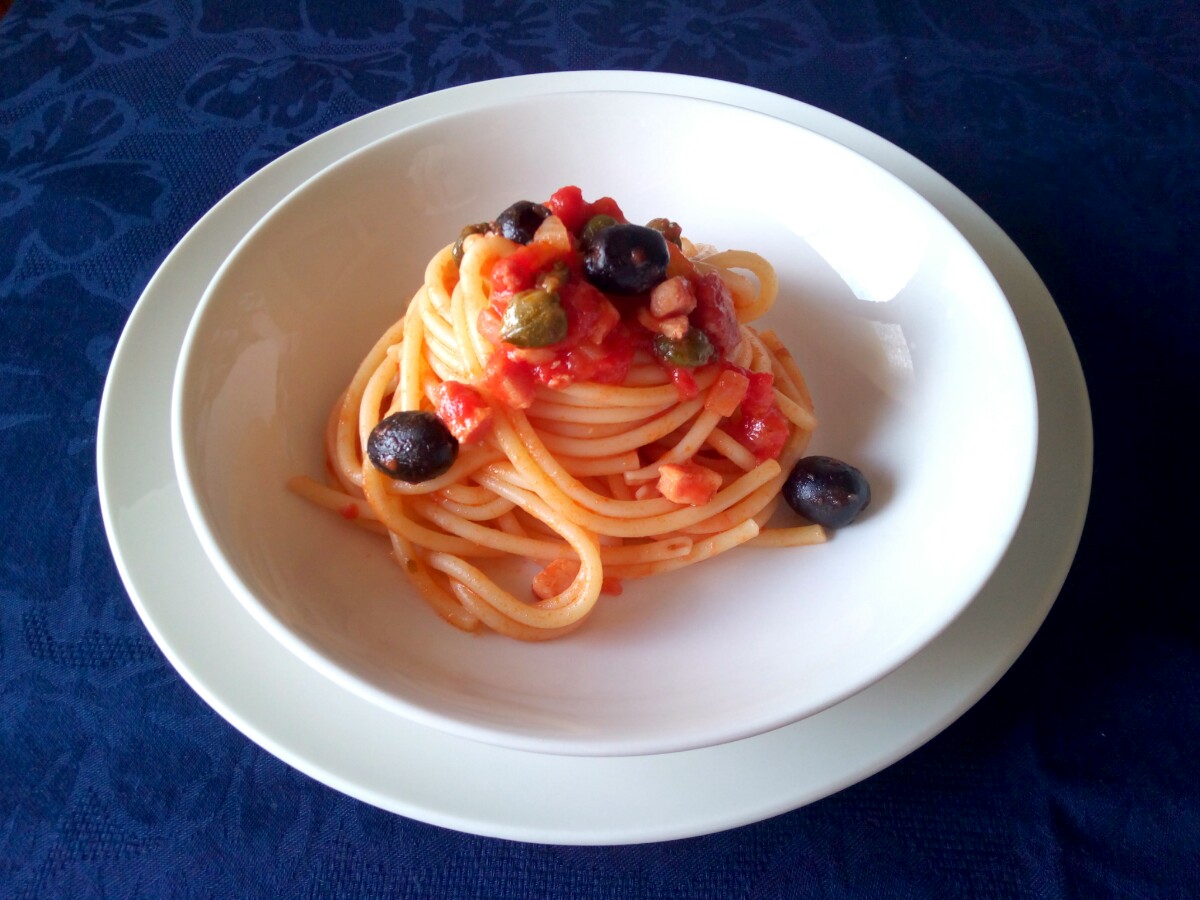 Bucatini con pancetta olive e capperi