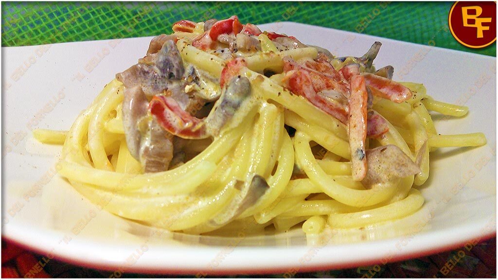 Bucatini con peperoni e funghi