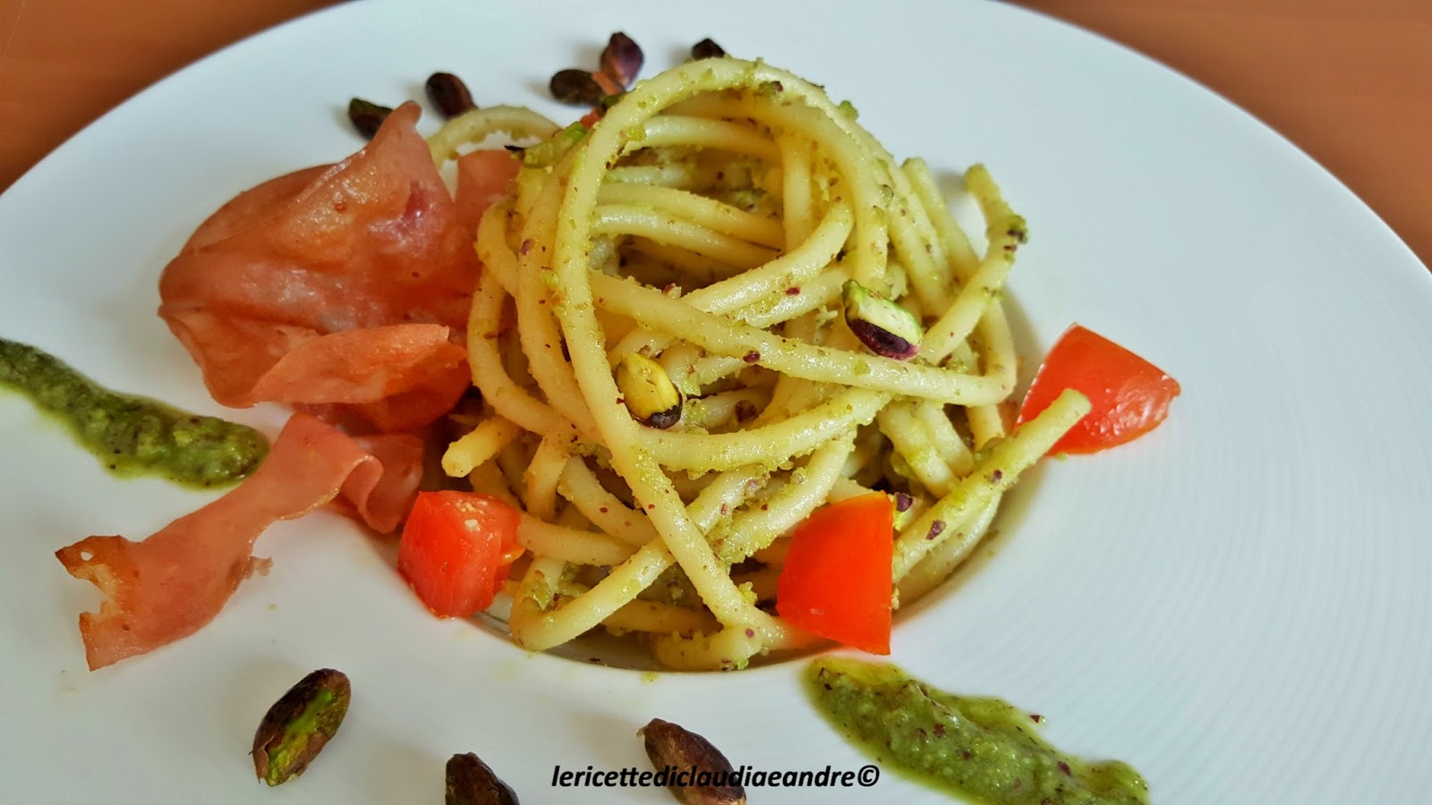 Bucatini con pesto al pistacchio sciara e mortadella