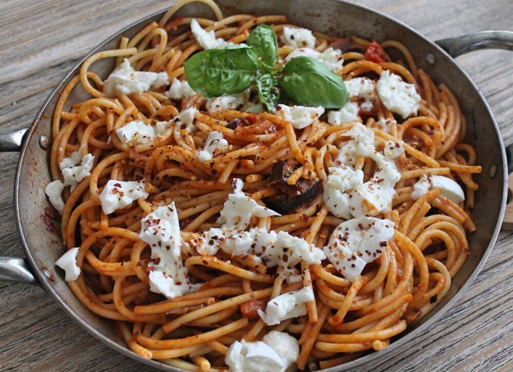 Bucatini con pomodorini, acciughe e mozzarella di bufala