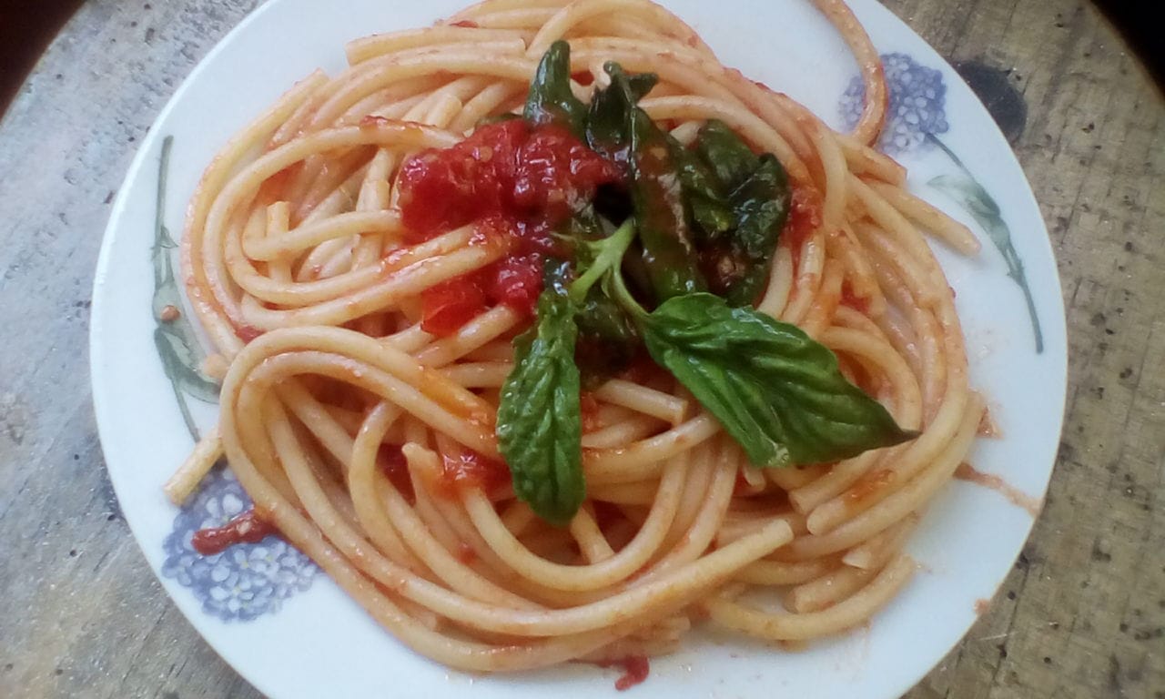 Bucatini con pomodoro e peperoncini verdi