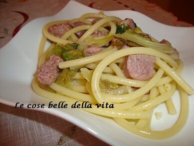 Bucatini con salsiccia e lattuga