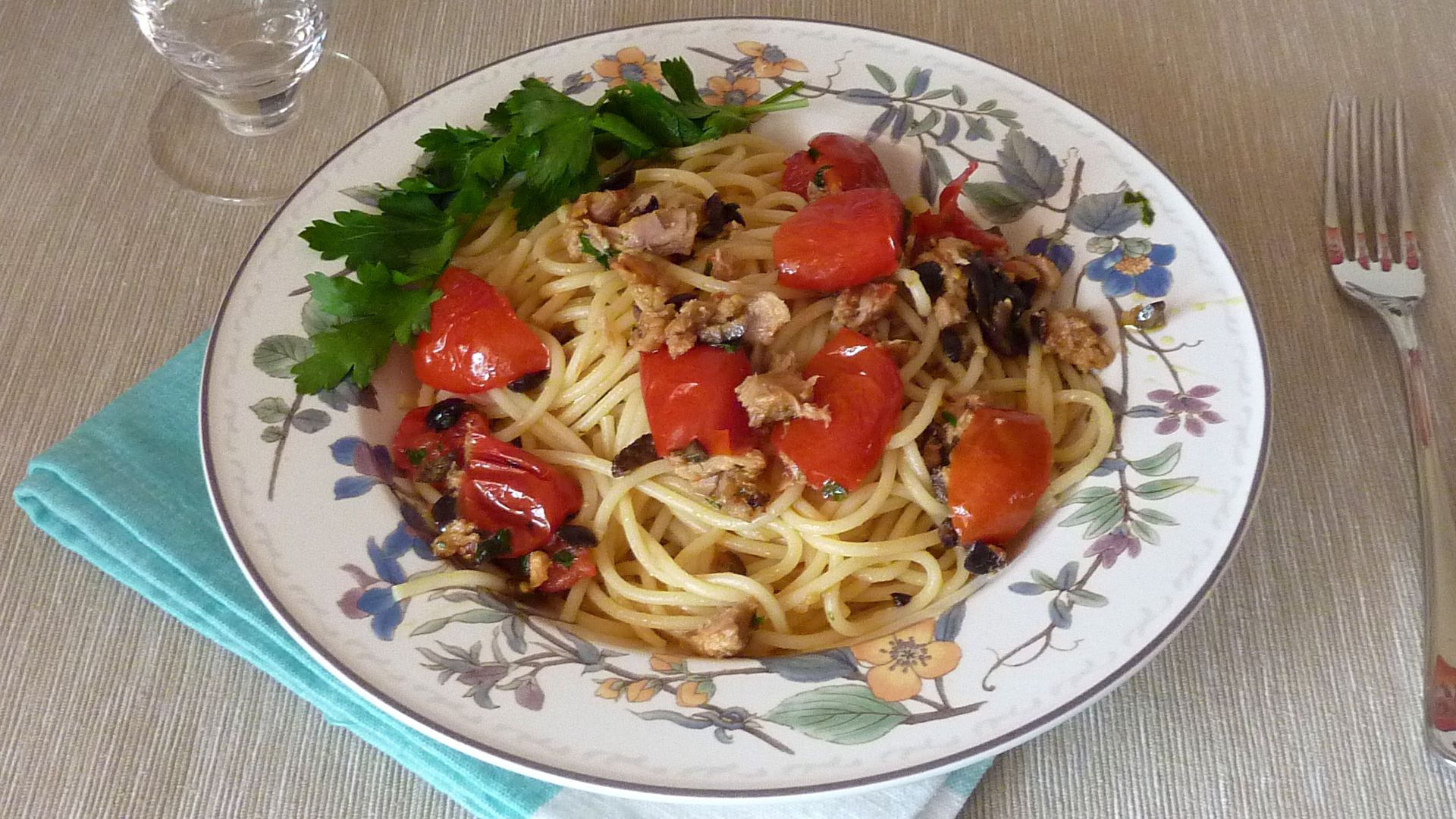 Bucatini con tonno e pomodori