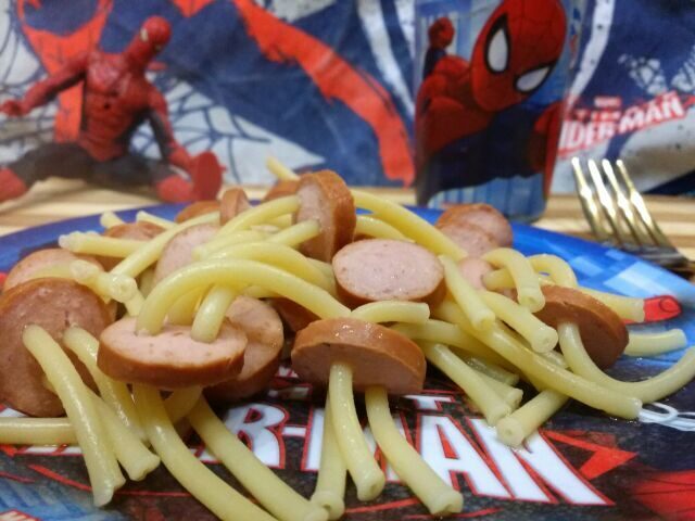 Bucatini con wurstel nel brodo