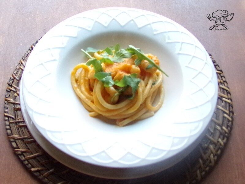 Bucatini gamberetti pomodorini rucola