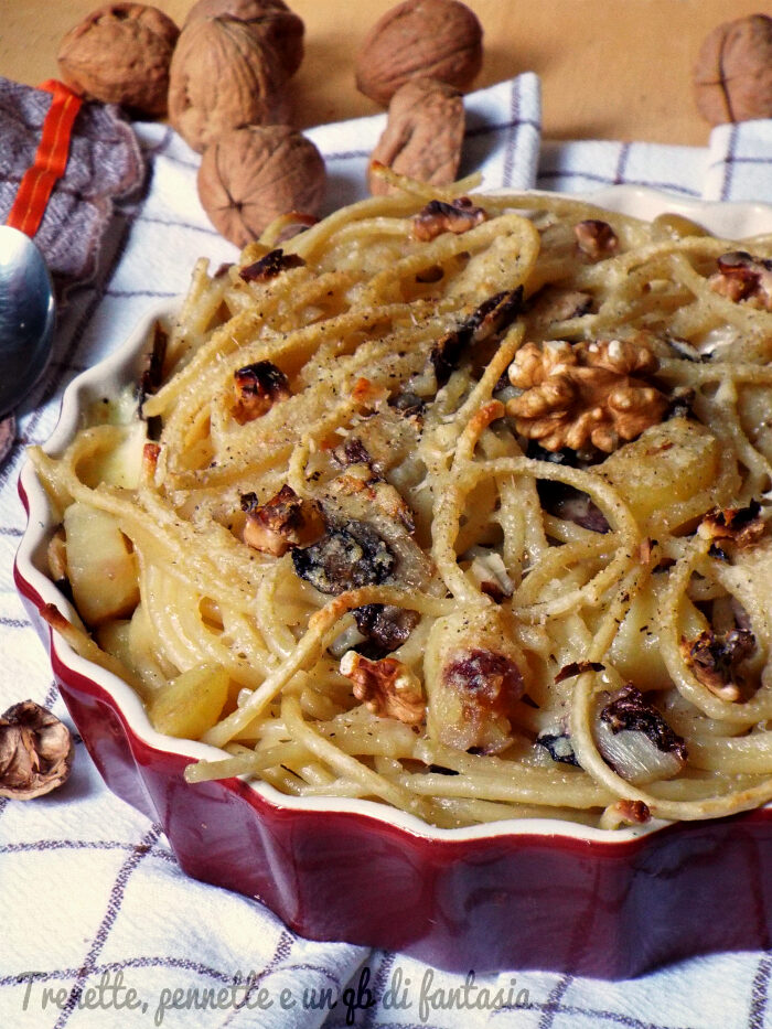 Bucatini gratinati cacio e pepe con patate e radicchio