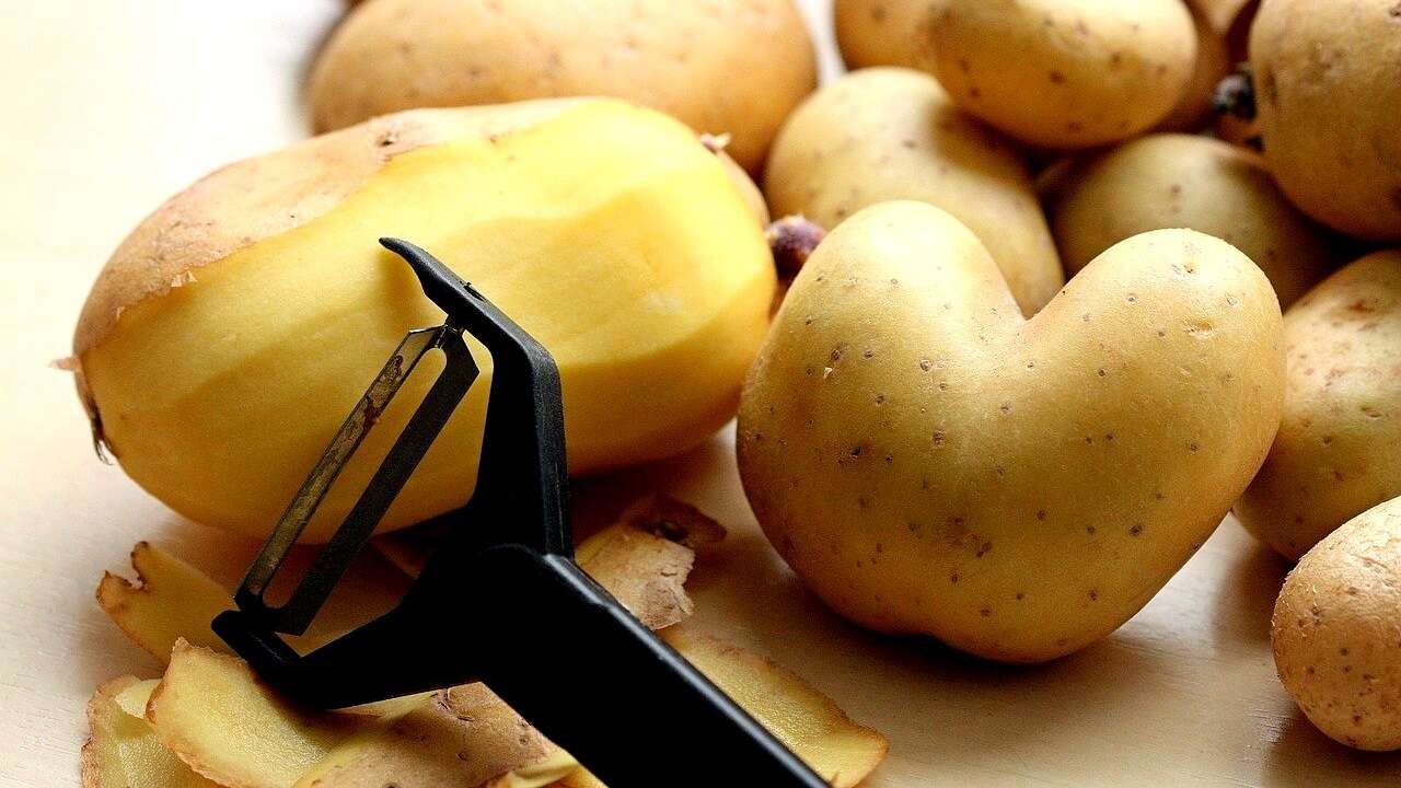 Bucce di patate, come riciclarle e perché: 7 idee