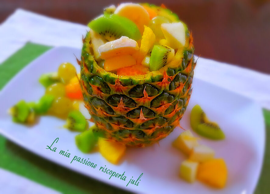 Buccia di ananas ripiena di frutta fresca