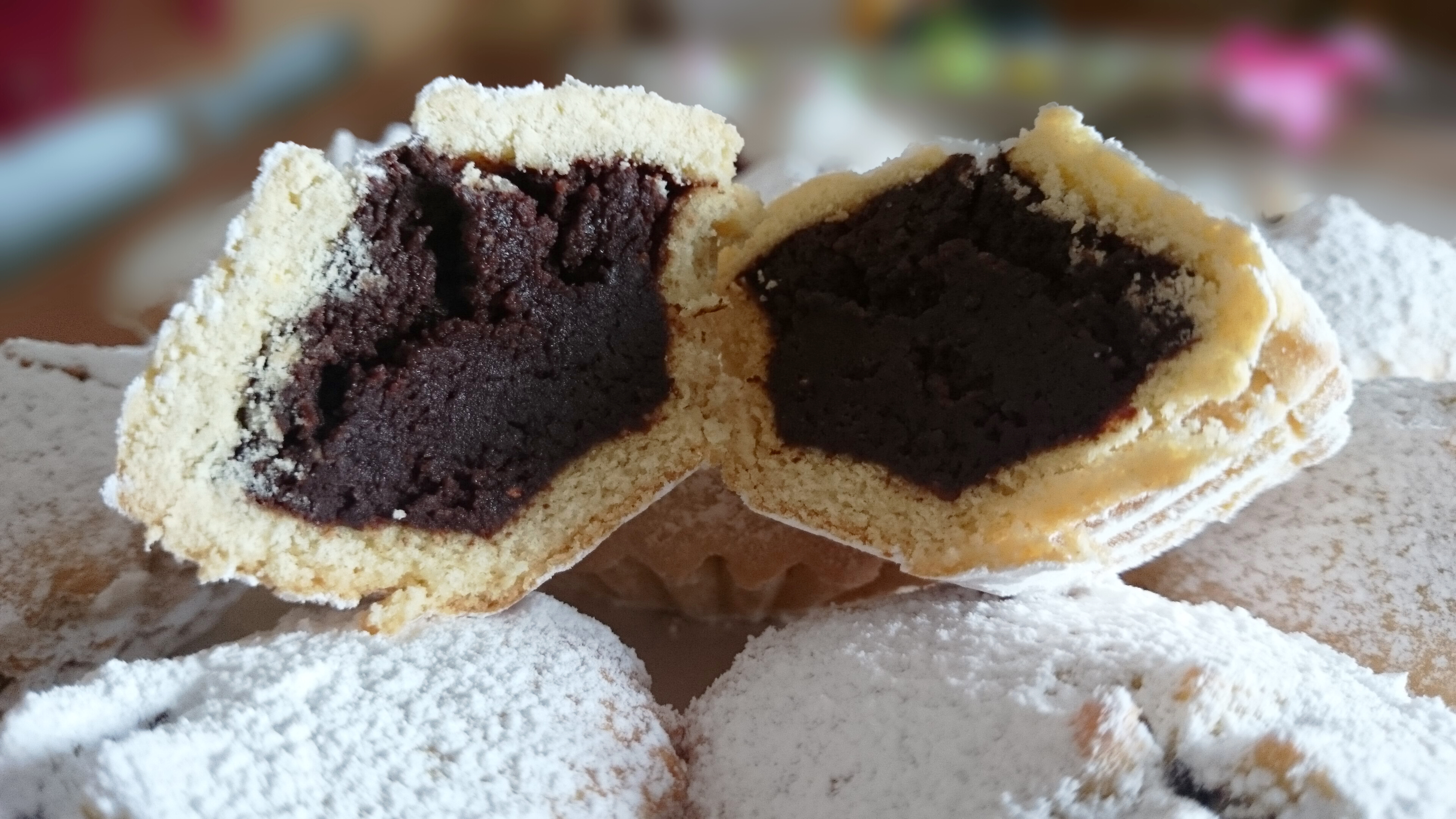Buccunotti calabresi con cuore di mandorle e cioccolato