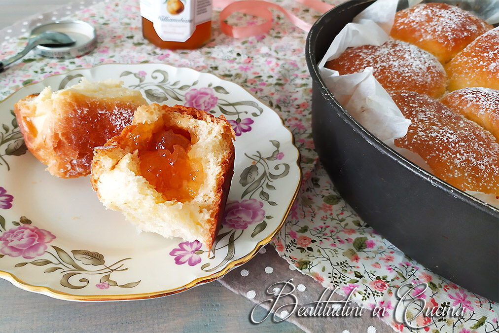 Buchteln: dolce austriaco di pasta lievitata