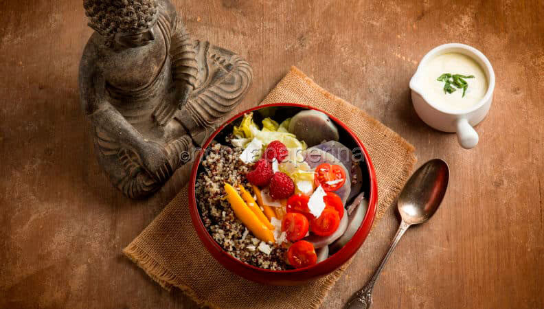 Buddha bowl con quinoa, un’insalatona molto alternativa