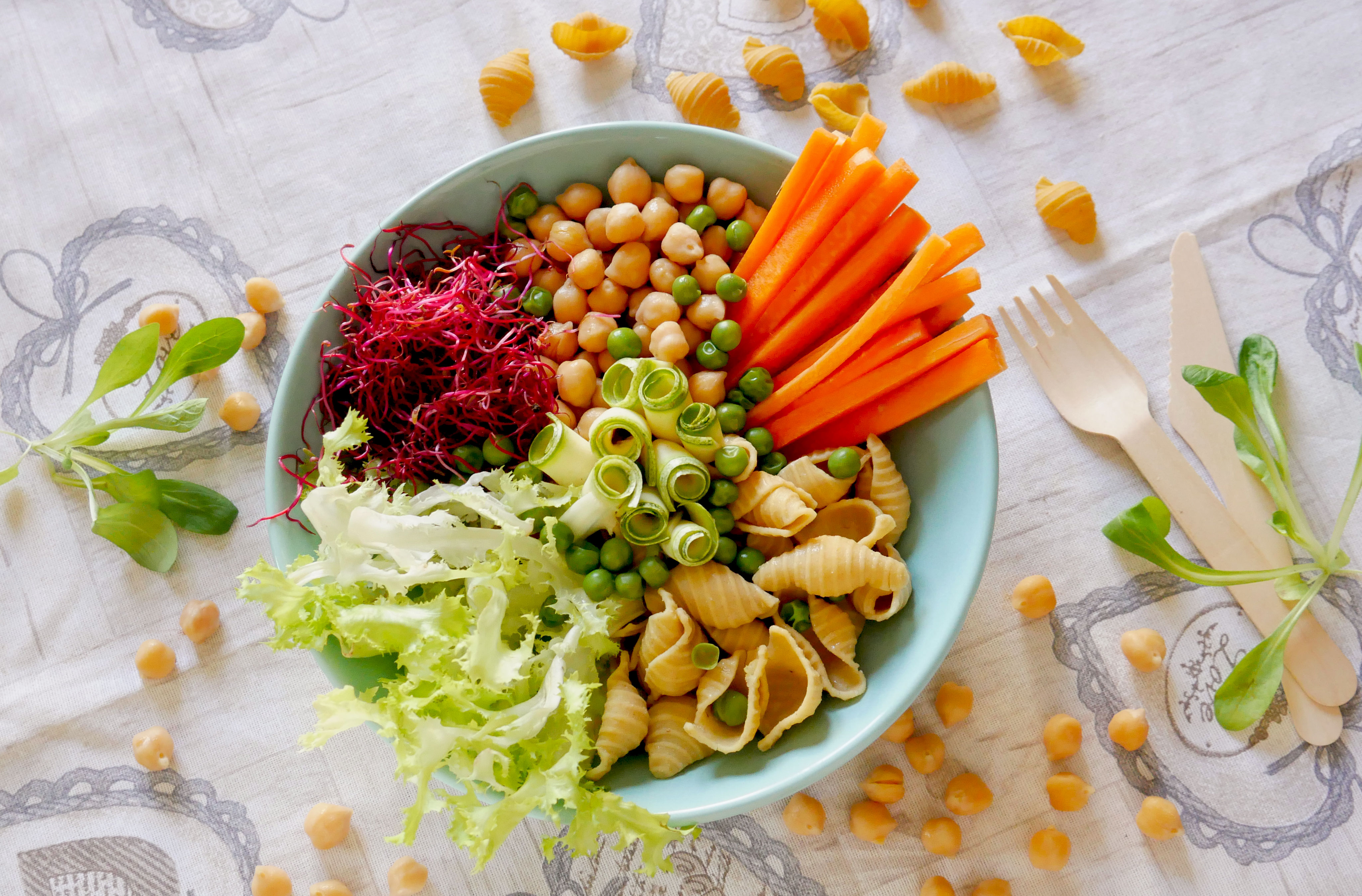 Buddha bowl con verdure estive e conchiglioni di farina di ceci
