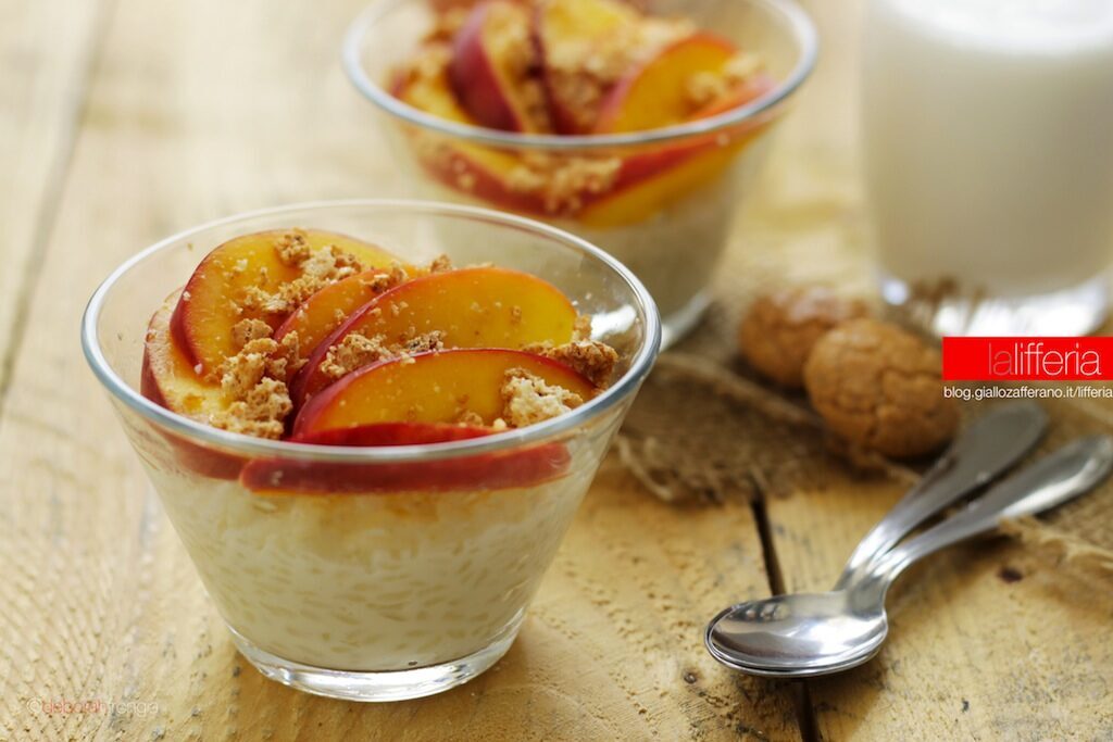 Budini di riso con pesche e amaretti