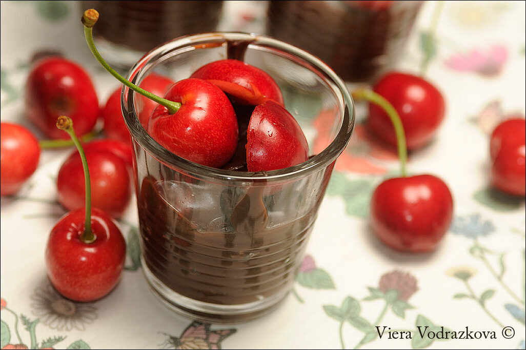 Budino al cacao e ciliege dal libro sole in cucina