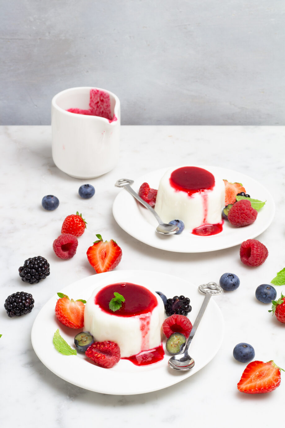 Budino allo yogurt con frutti di bosco