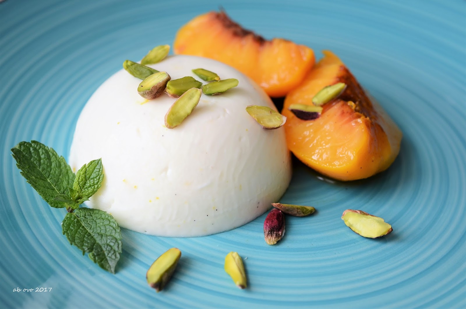 Budino allo yogurt con pesche affogate all’arak