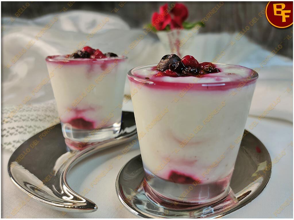Budino di riso al cocco con frutti di bosco