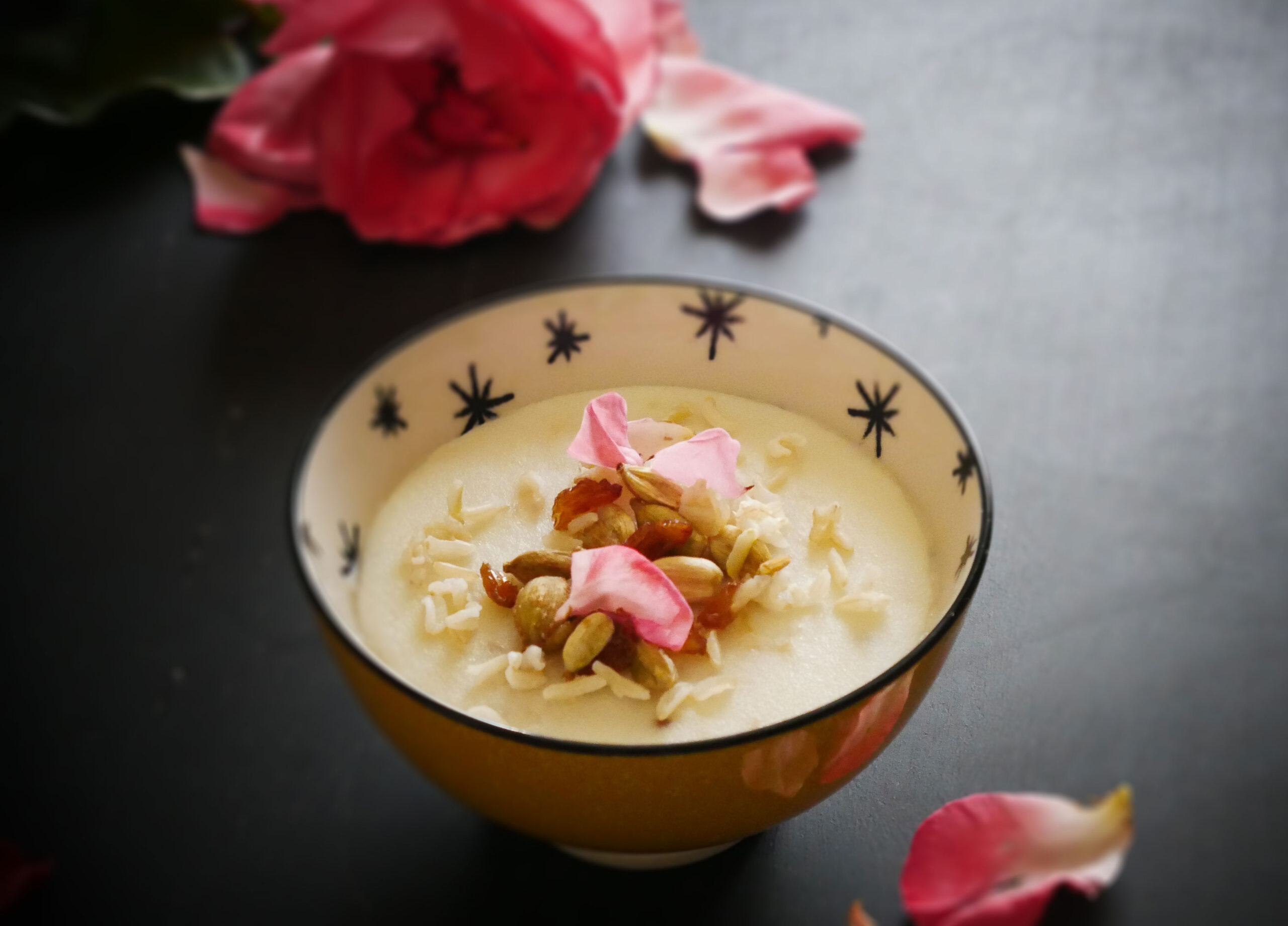Budino di riso basmati con cardamomo e rosa damascena