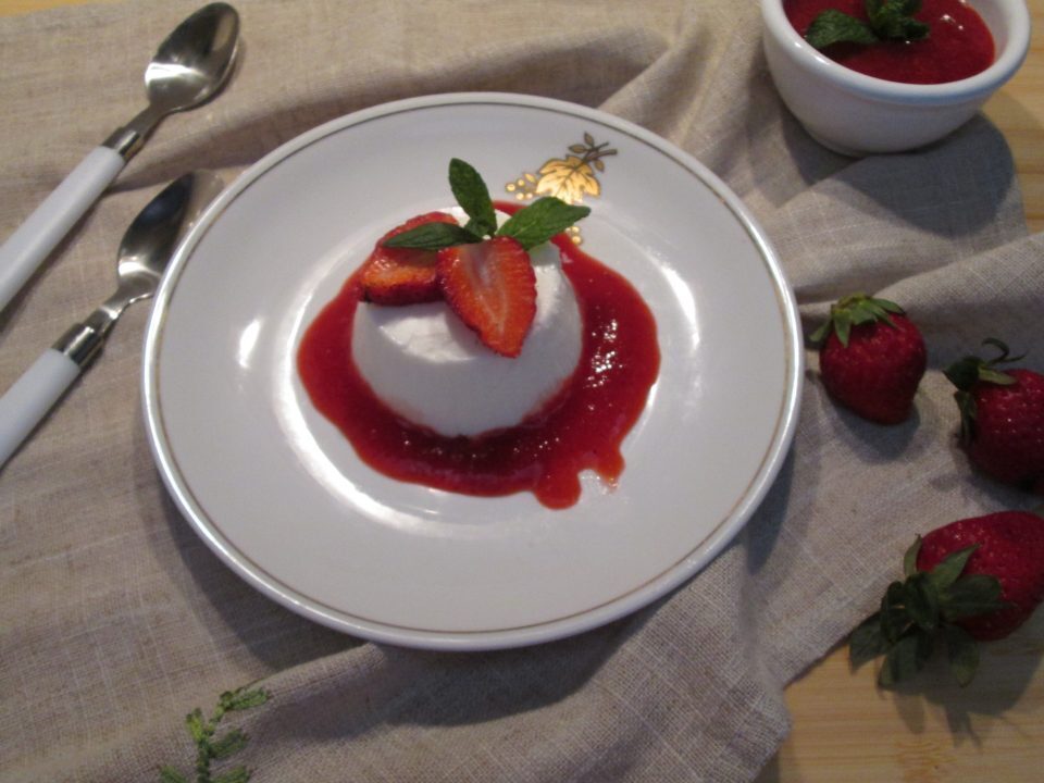 Budino di yogurt e salsa alle fragole