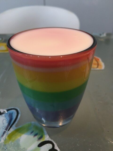 Budino multicolore senza uova alla vaniglia con agar-agar