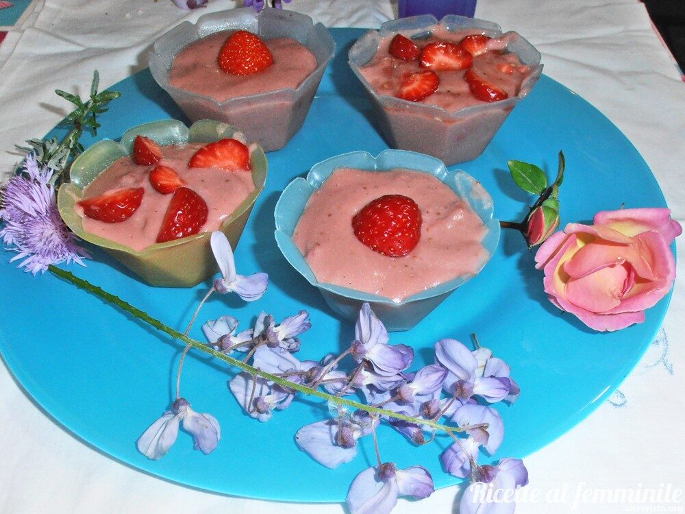 Budino vegan alle fragole con latte di mandorla