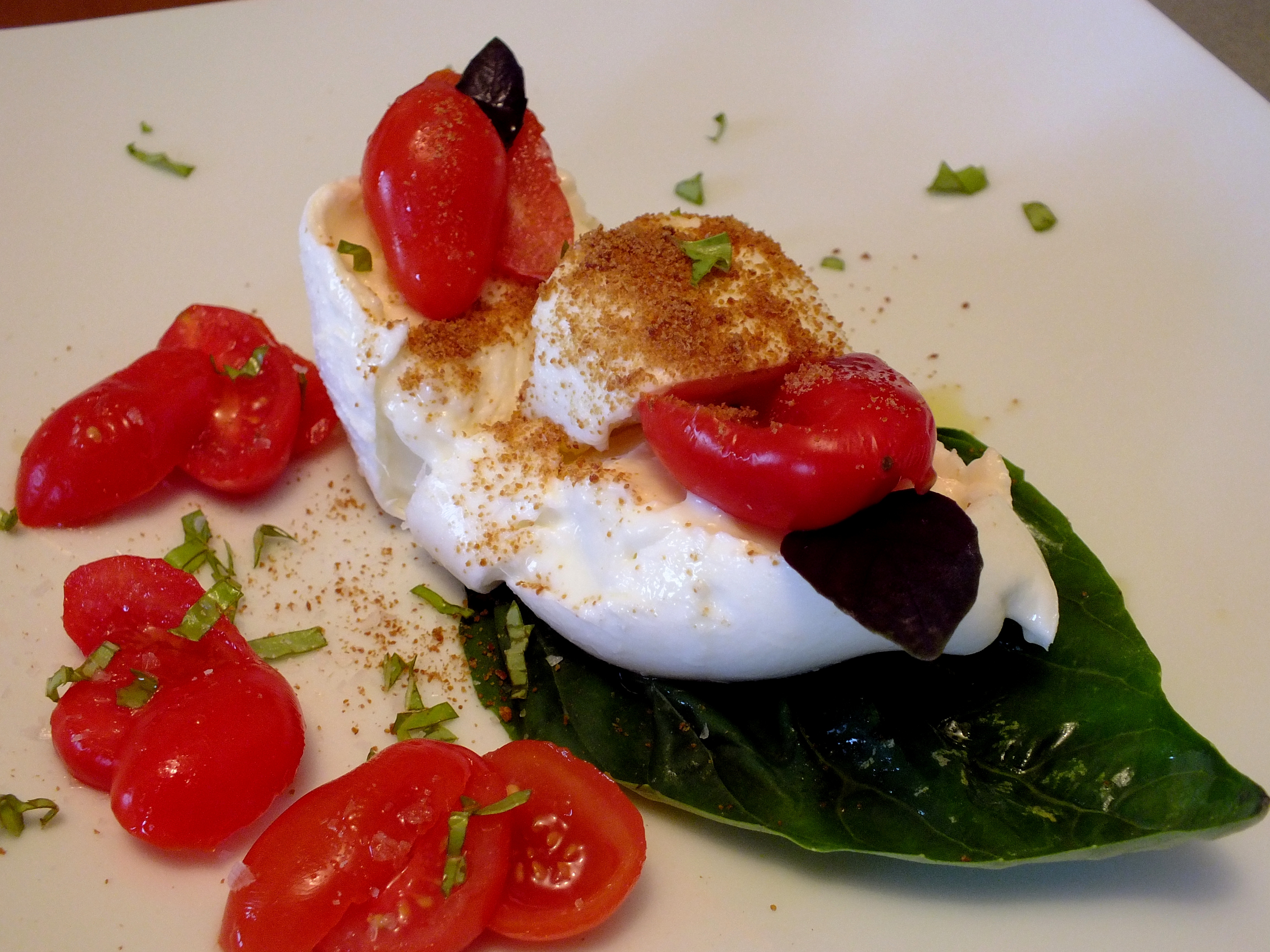 Bufala con bottarga, basilico rosso e datterini