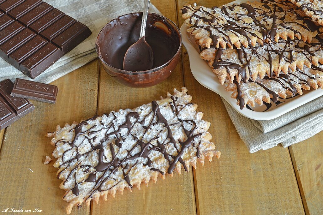 Bugie di carnevale (frappe, chiacchiere) glassate al cioccolato