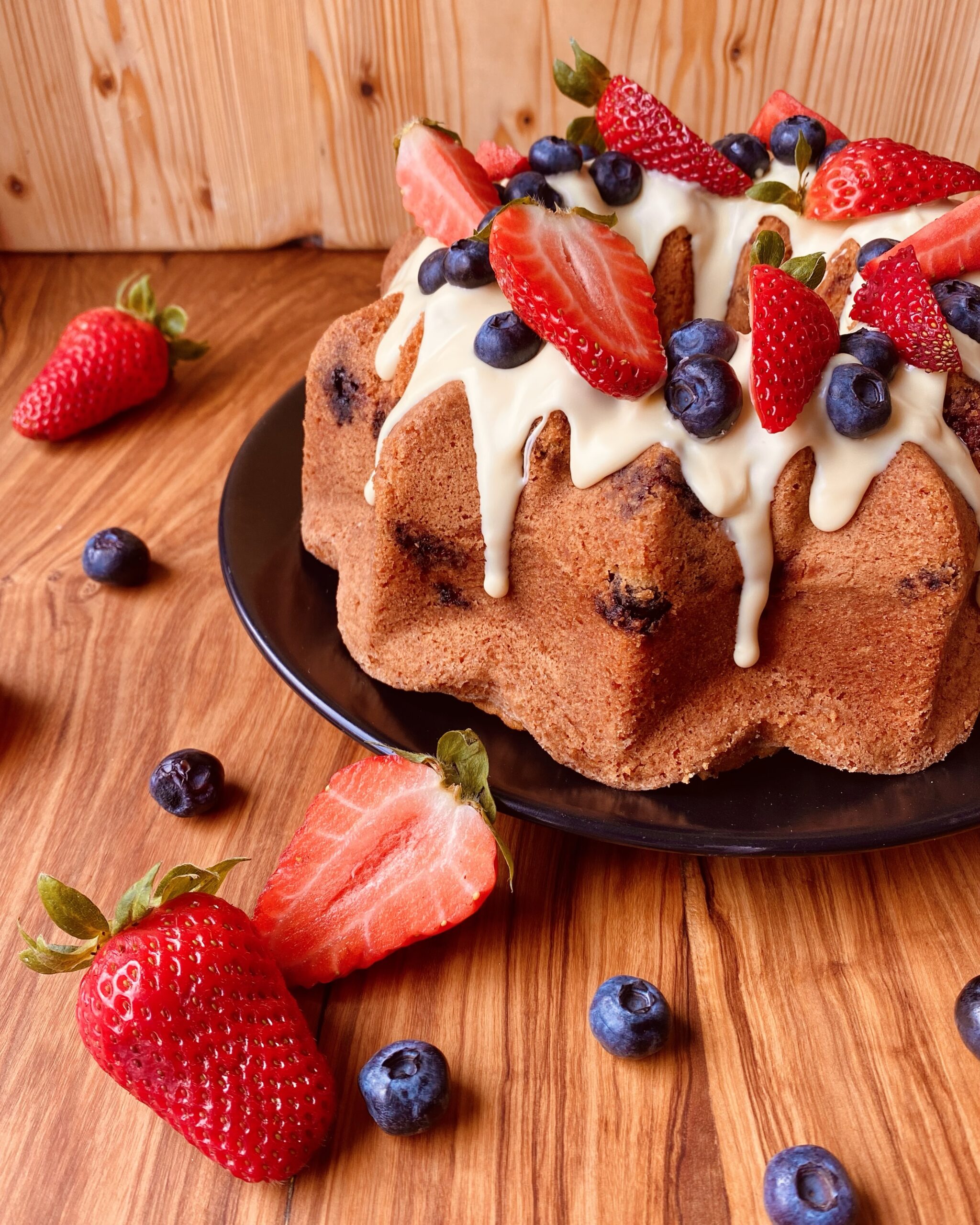 Bundt cake ai frutti di bosco