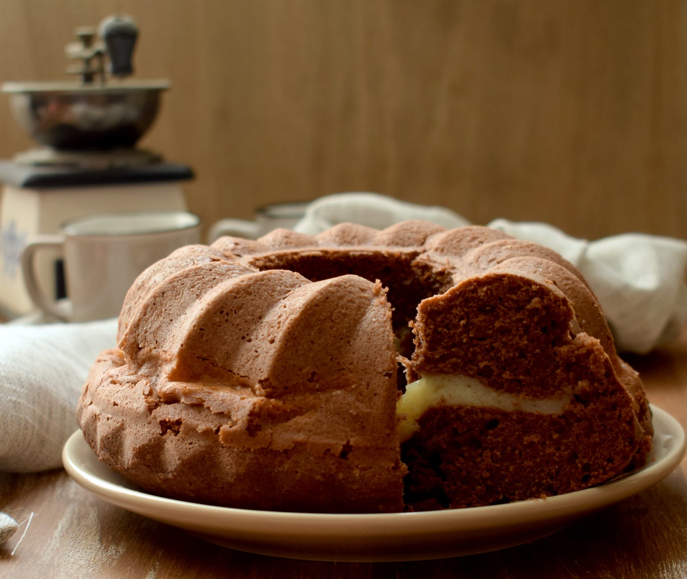 Bundt cake al cacao con crema alla vaniglia