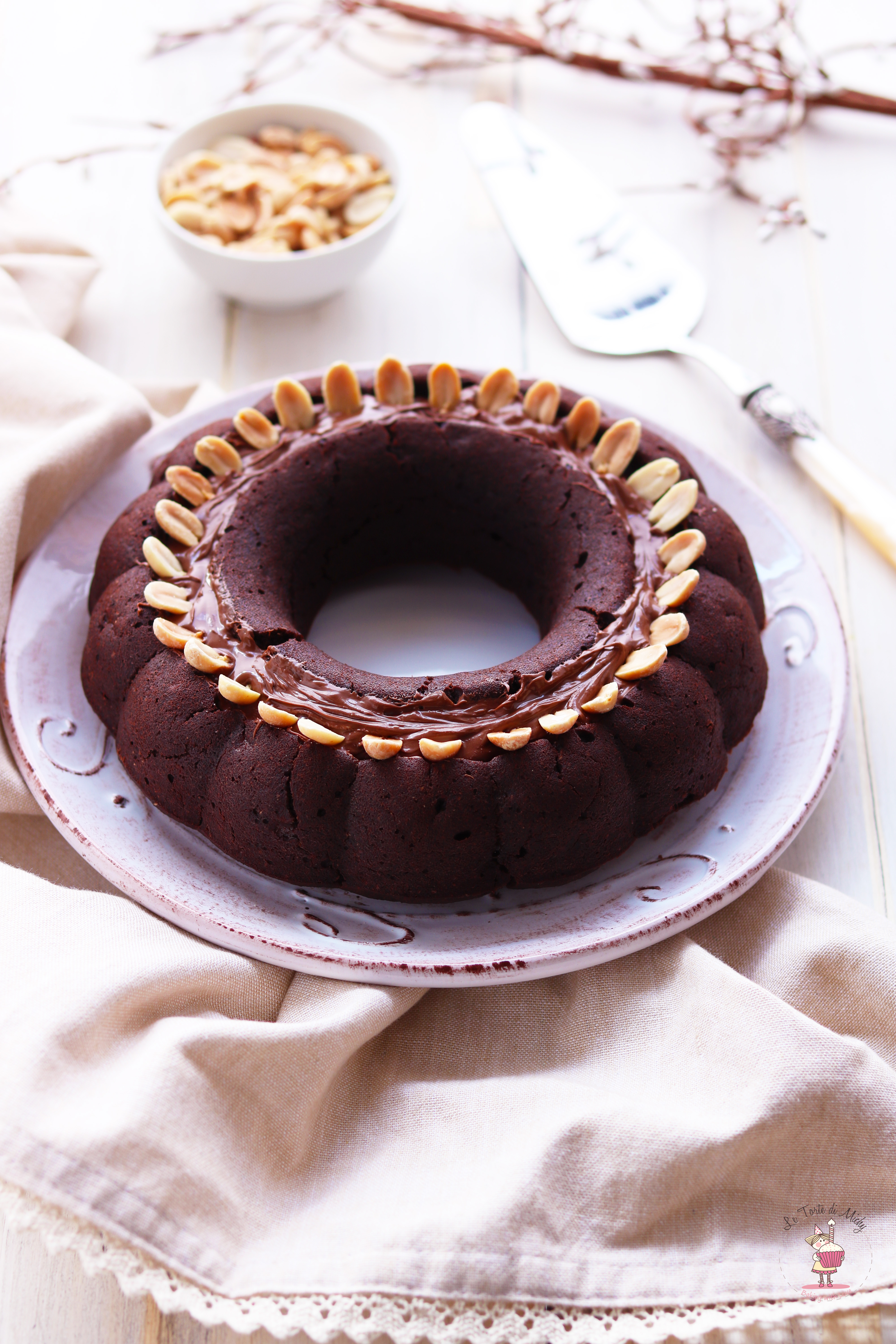 Bundt cake vegan con crema di nocciole e arachidi