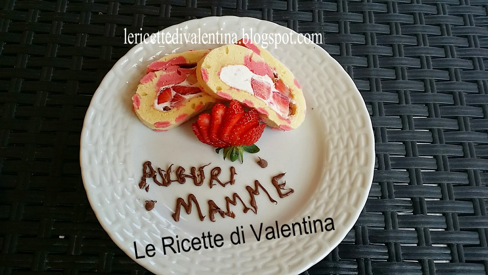 Buona festa della Mamma: Rotolo di pasta biscotto a pois con cheese frosting e fragole