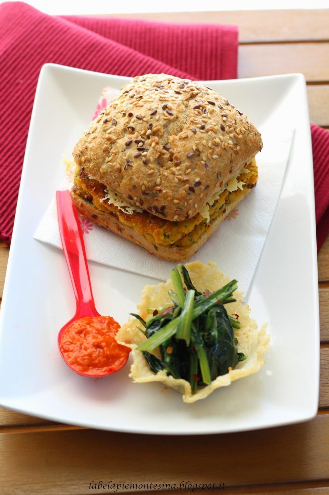 Burger di ceci con cialda croccante e kectchup di peperoni