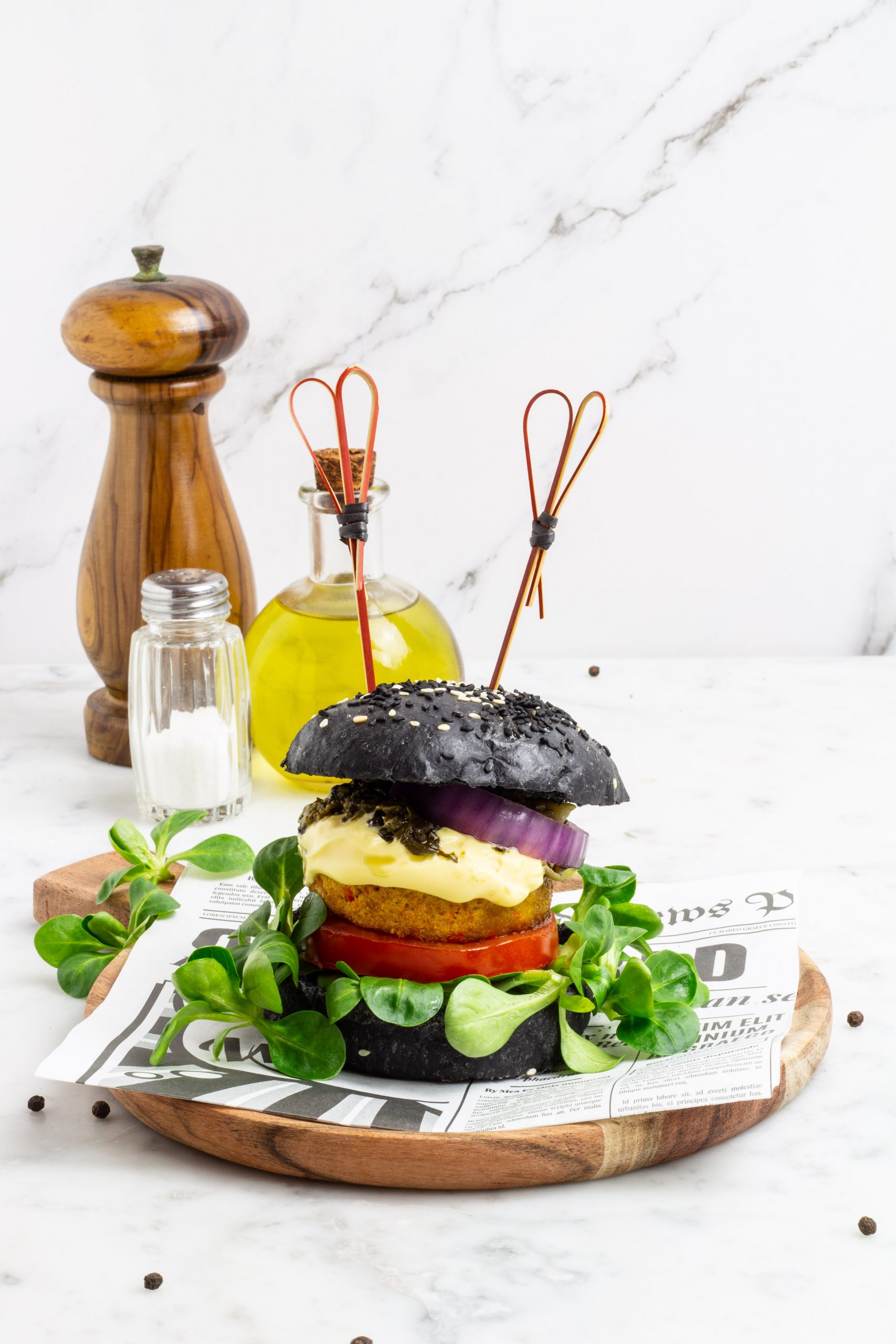 BURGER DI CECI CON PANE NERO AL CARBONE