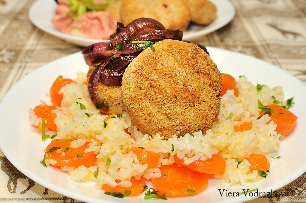 Burger di ceci con riso e carote e cipolle brassate