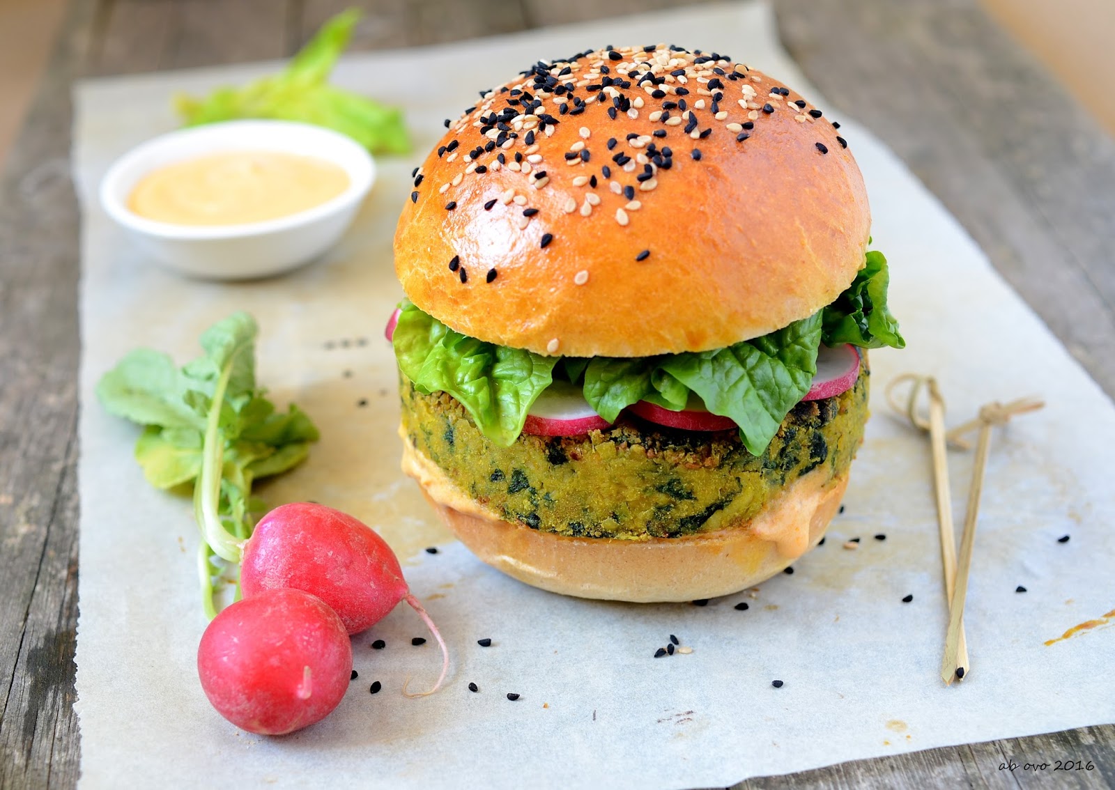 Burger di ceci e spinaci con salsa all’harissa
