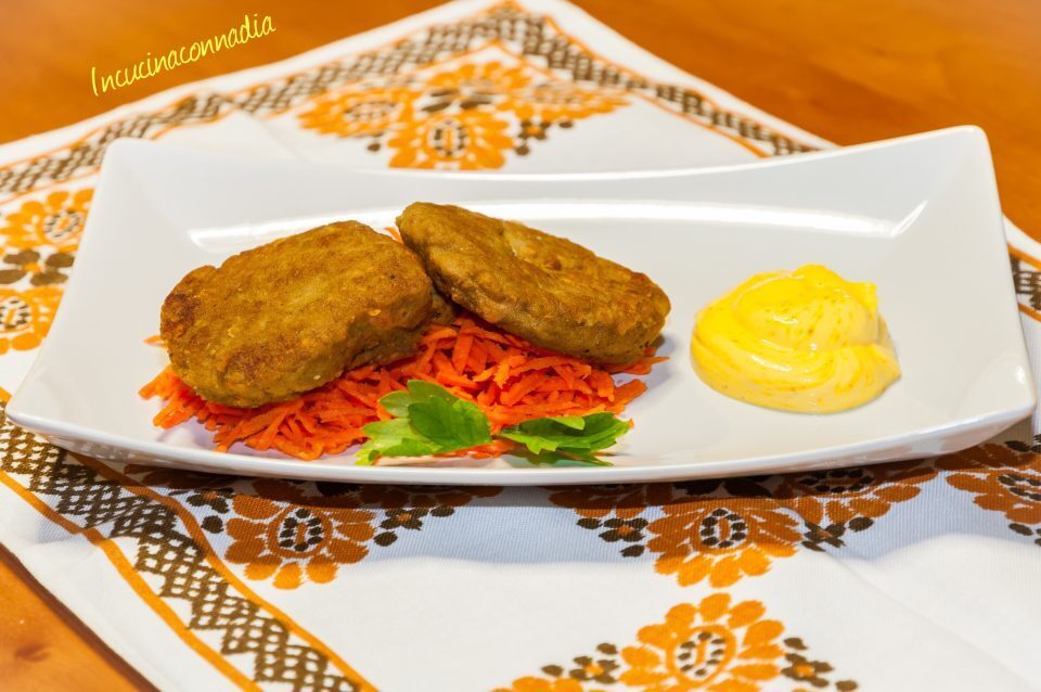 Burger di lenticchie con salsa allo zafferano e curry