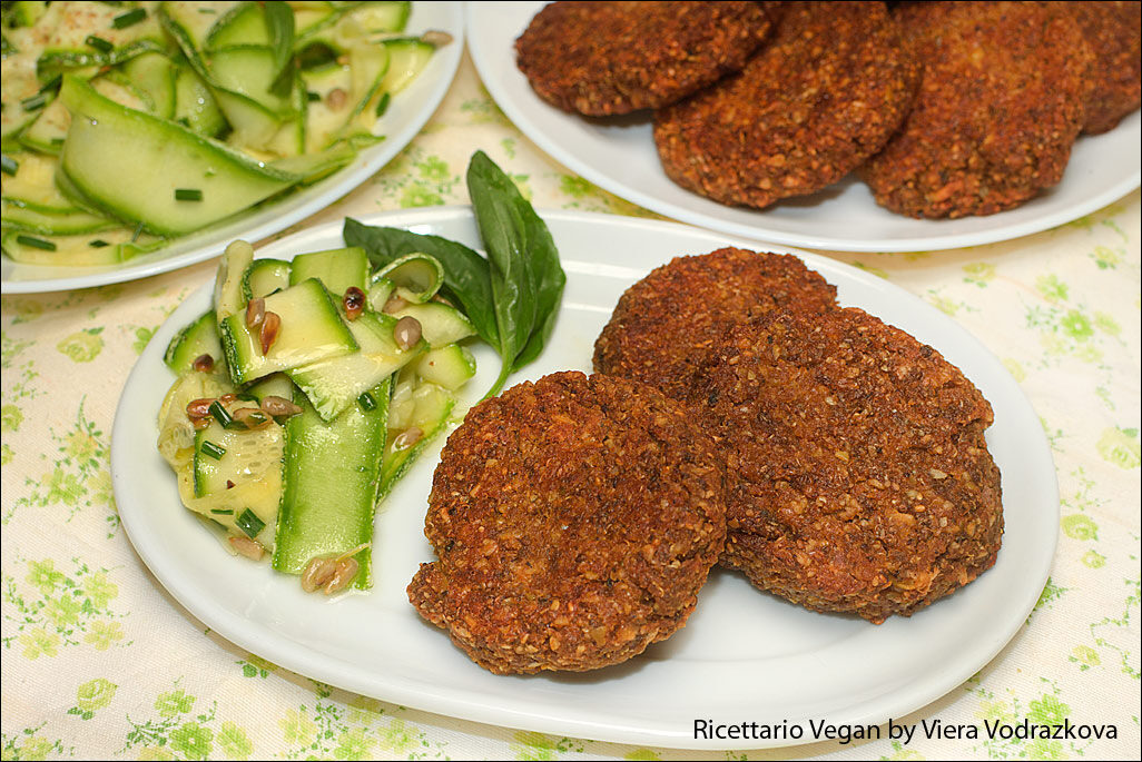 Burger di lenticchie rosse e quinoa e carpaccio di zucchine