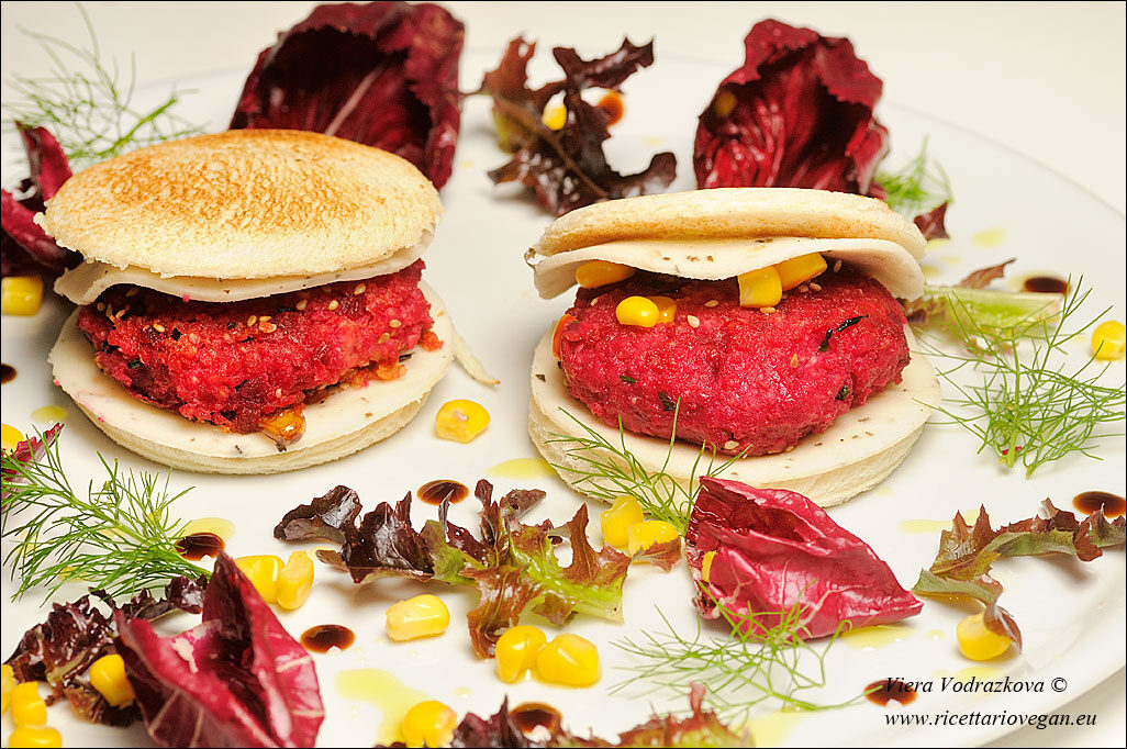 Burger di miglio,rapa rossa,mais e fette di verys