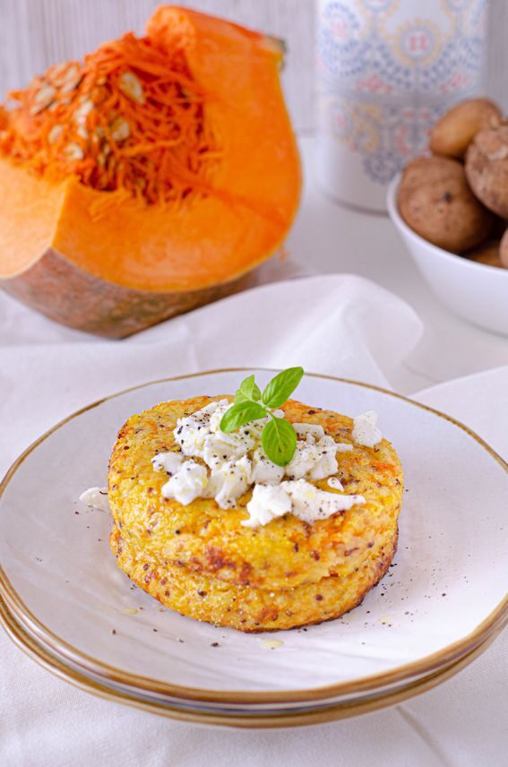 Burger di patate e zucca con bulgur e quinoa cotti in friggitrice ad aria