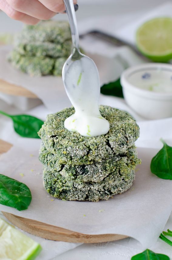 Burger di riso e spinaci cotti al forno con salsa di yogurt