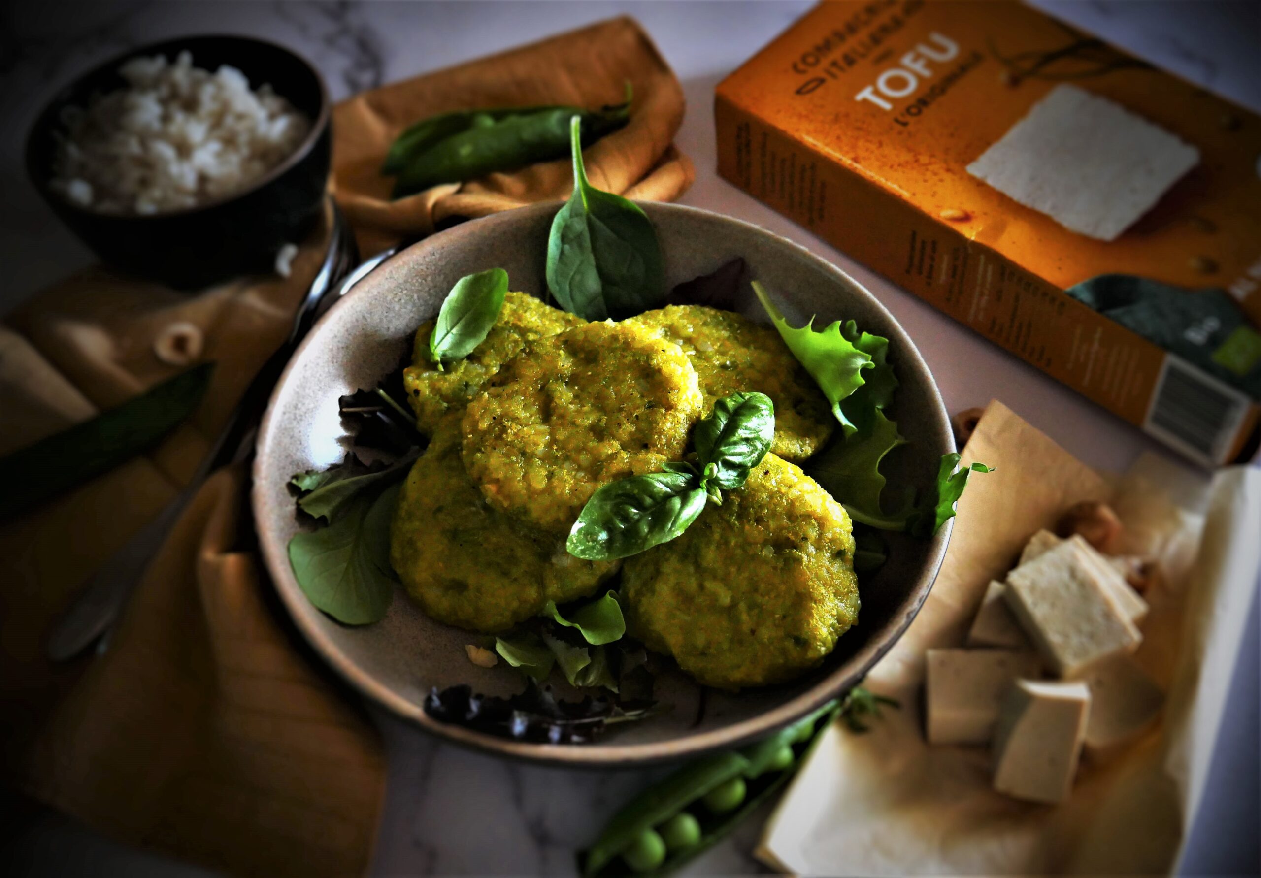Burger di riso, tofu, piselli, curcuma e basilico