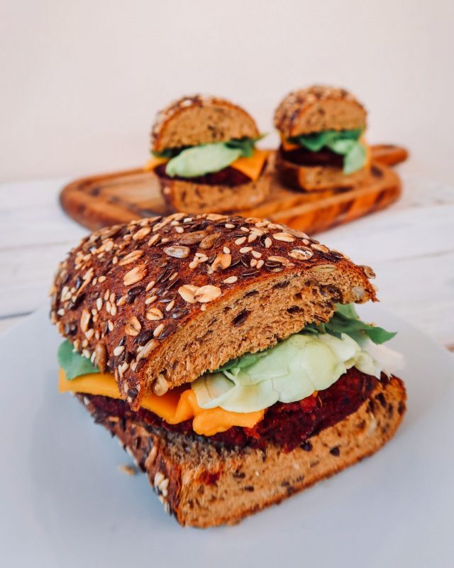 Burger di sorgo, funghi e barbabietola: vegani e senza glutine