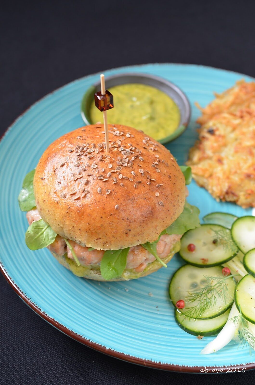Burger di trota salmonata con farina di grano saraceno, salsa all’aneto e latkes di patate