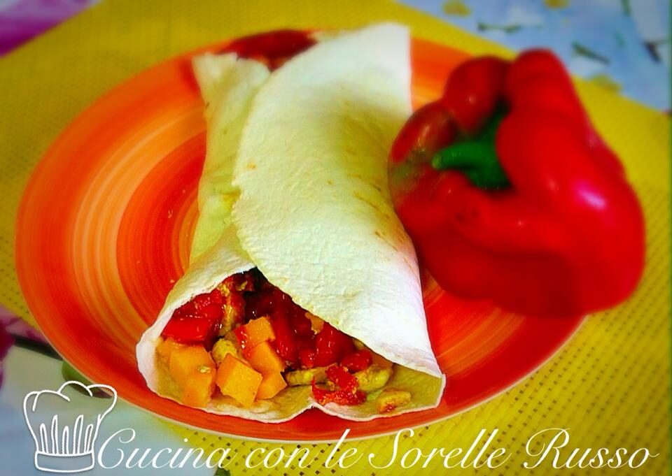 Burritos con pollo al curry e peperoni